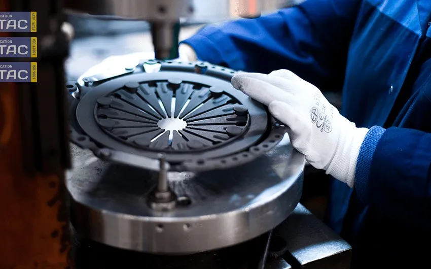 Technicien SADEX contrôlant un mécanisme d’embrayage